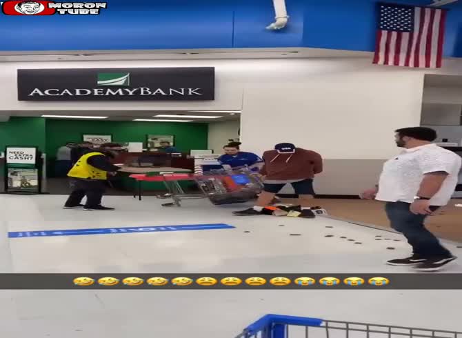 Video :He assaults the dishonest Walmart staffer
